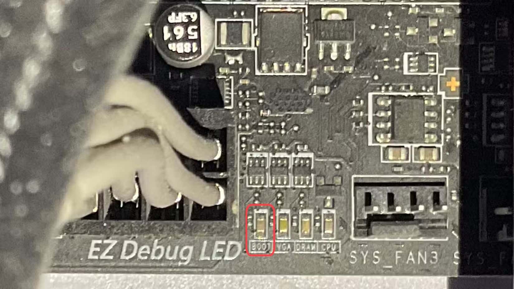 يُشير هذا الضوء إلى وجود خطأ ما في ذاكرة الوصول العشوائي (RAM)