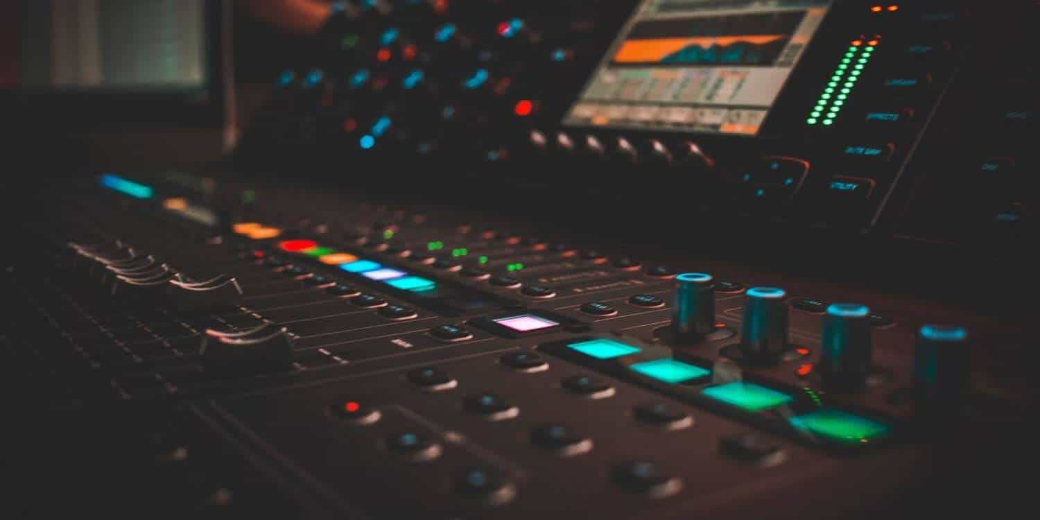صورة لـ الاختلافات بين المونو (Mono) والستيريو (Stereo) في الإنتاج الموسيقي: متى تستخدم كل تقنية (ولماذا) | 1NYv2nUPAL47PTsN9K_FZ3w-DzTechs