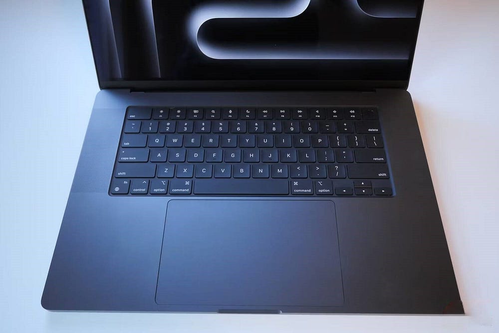 صورة لـ مُراجعة MacBook Pro مقاس 16 بوصة المُزوَّد بـ M3 Pro: إلقاء نظرة شاملة من الداخل والخارج | 1O_4lHQ1Aasi-IFEJwMTYJw-DzTechs