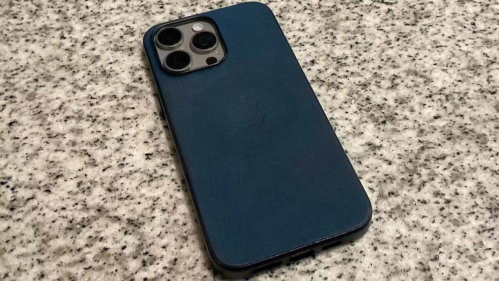 صورة لـ ما هي حافظة الـ iPhone 15 التي يجب عليك شراؤها؟ مُقارنة بين السيليكون و FineWoven | 1ug7_m1P-NKKL6EdYwo7eSw-DzTechs