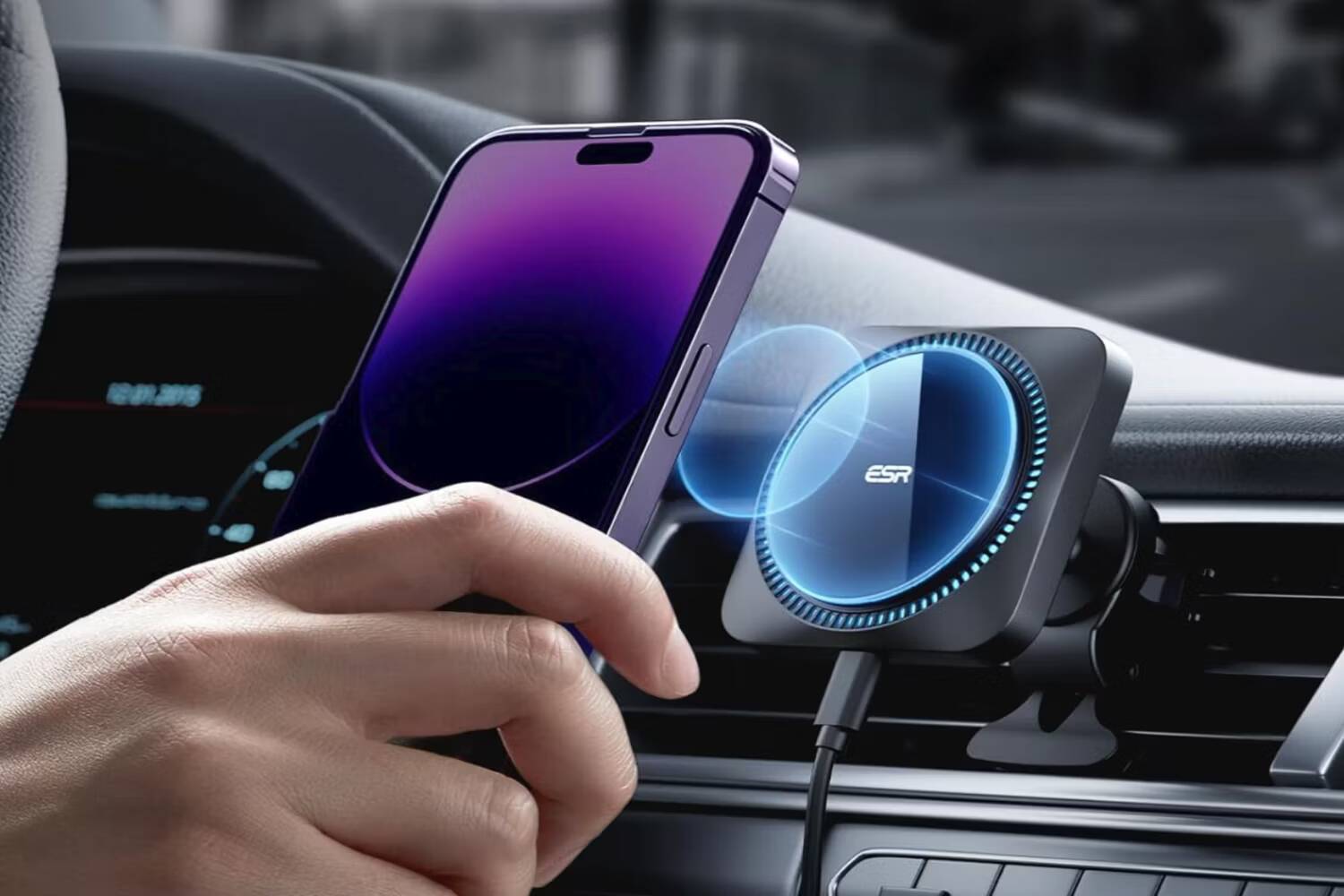 صورة لـ استعراض أفضل شواحن الـ iPhone المُخصصة للسيارات في هذا العام | esr-for-magsafe-car-mount-charger-with-cryoboost-1