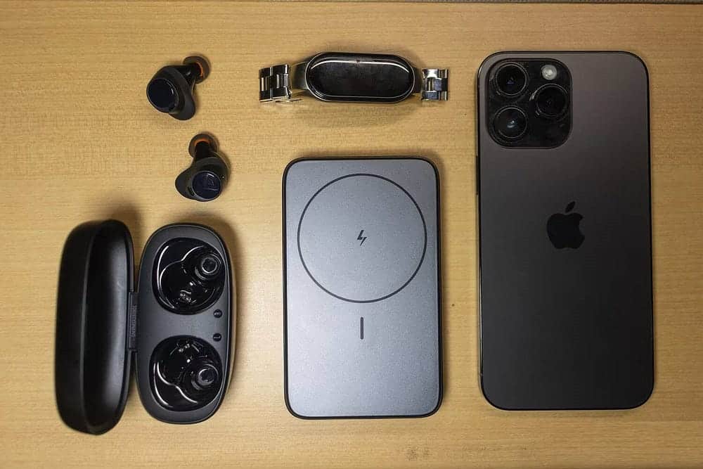 صورة لـ مراجعة حزمة البطارية المغناطيسية من Ugreen المُزوَّدة بمسند قابل للطي لشحن iPhone | 17f880virWdUp6ZwTu6u3kQ-DzTechs