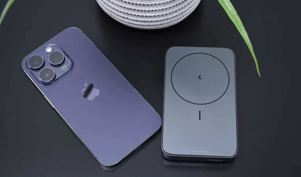 صورة لـ مراجعة حزمة البطارية المغناطيسية من Ugreen المُزوَّدة بمسند قابل للطي لشحن iPhone | 1EqCuo1nsgkDiEJcMr0FQqA-DzTechs