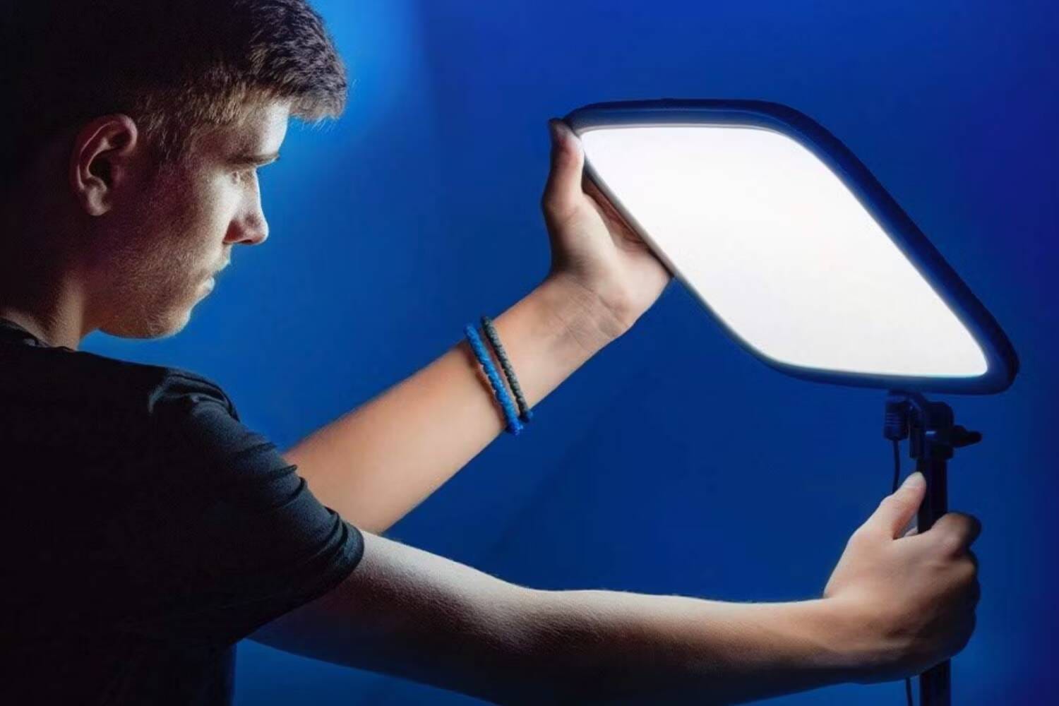 صورة لـ أفضل مُعدات الإضاءة المُتاحة للحصول على تجربة تصوير مُذهلة | 1NfOzDy-YPVPTDKYz8m_Emw-DzTechs