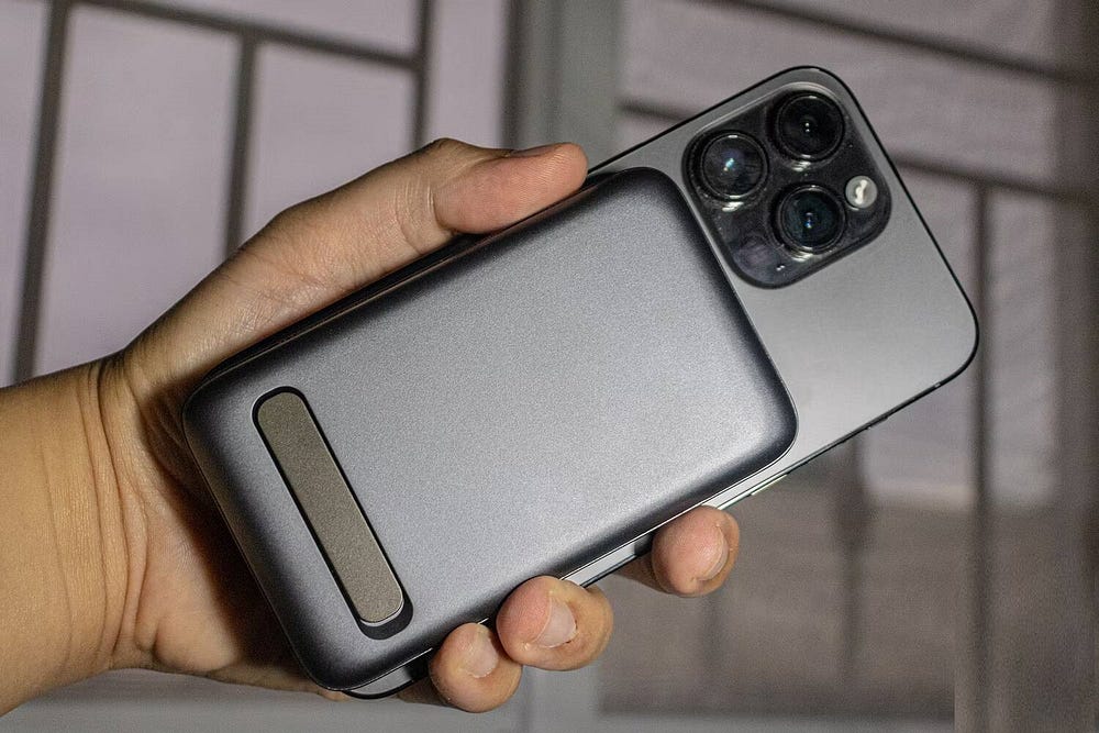 صورة لـ مراجعة حزمة البطارية المغناطيسية من Ugreen المُزوَّدة بمسند قابل للطي لشحن iPhone | 1OJD7kTAevpKyuVhL5jN_lg-DzTechs