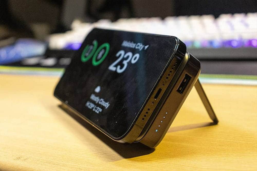 صورة لـ مراجعة حزمة البطارية المغناطيسية من Ugreen المُزوَّدة بمسند قابل للطي لشحن iPhone | 1Ww4GcxnY2g5WxKfQZqUlGw-DzTechs