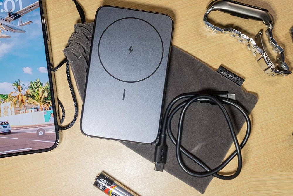 صورة لـ مراجعة حزمة البطارية المغناطيسية من Ugreen المُزوَّدة بمسند قابل للطي لشحن iPhone | 1di7ujWiTle8M3FHPHa-Kzw-DzTechs