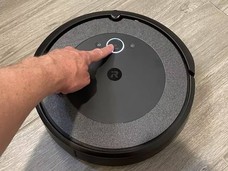 صورة لـ خطوات بسيطة لإعادة تشغيل أو إعادة تعيين مكنسة Roomba® الكهربائية الروبوتية بكفاءة | 1lAZV5uL8Jx6HUv62Pv0_0g-DzTechs