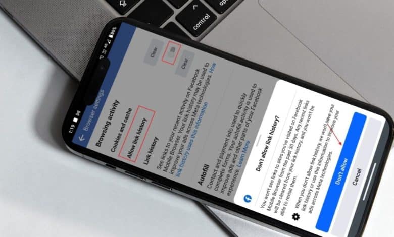 صورة لـ لماذا لا يجب عليك الاشتراك في “سجل الروابط” في Facebook | Android-Phone-Placed-on-Macbook-Displaying-Link-History-Settings-1280x960-1