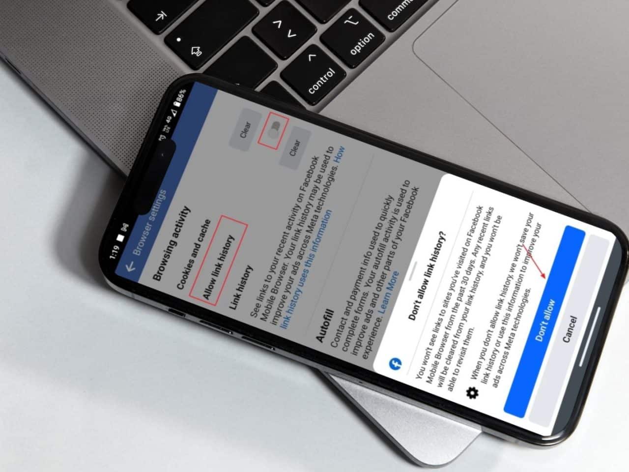 صورة لـ لماذا لا يجب عليك الاشتراك في “سجل الروابط” في Facebook | Android-Phone-Placed-on-Macbook-Displaying-Link-History-Settings-1280x960-1