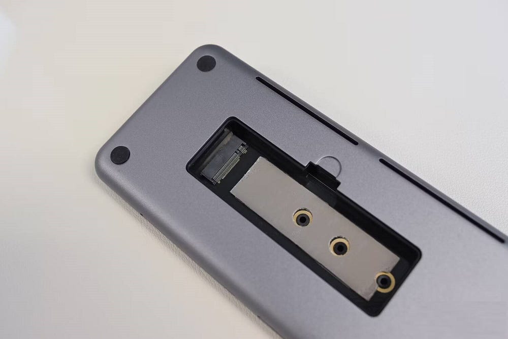 صورة لـ مُراجعة Satechi Dual Dock Stand: قاعدة توصيل جيدة، لكنها تفتقر إلى منافذ Thunderbolt | image-3