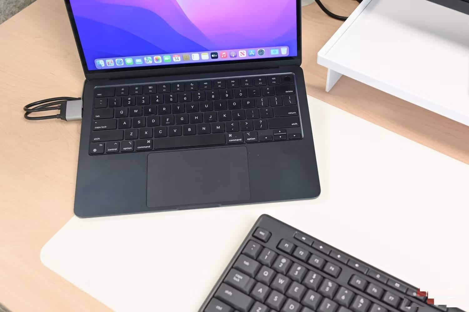 صورة لـ مُراجعة Satechi Dual Dock Stand: قاعدة توصيل جيدة، لكنها تفتقر إلى منافذ Thunderbolt | image-4