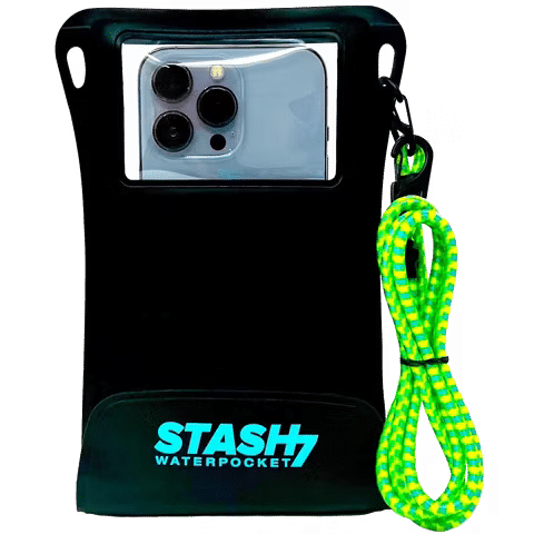 صورة لـ أفضل حافظات الهواتف المُقاومة للماء: دليل اختيارك الأمثل للإستمتاع برحلاتك | stash7-waterproof-phone-pouch-with-neon-green-lanyard.avif_