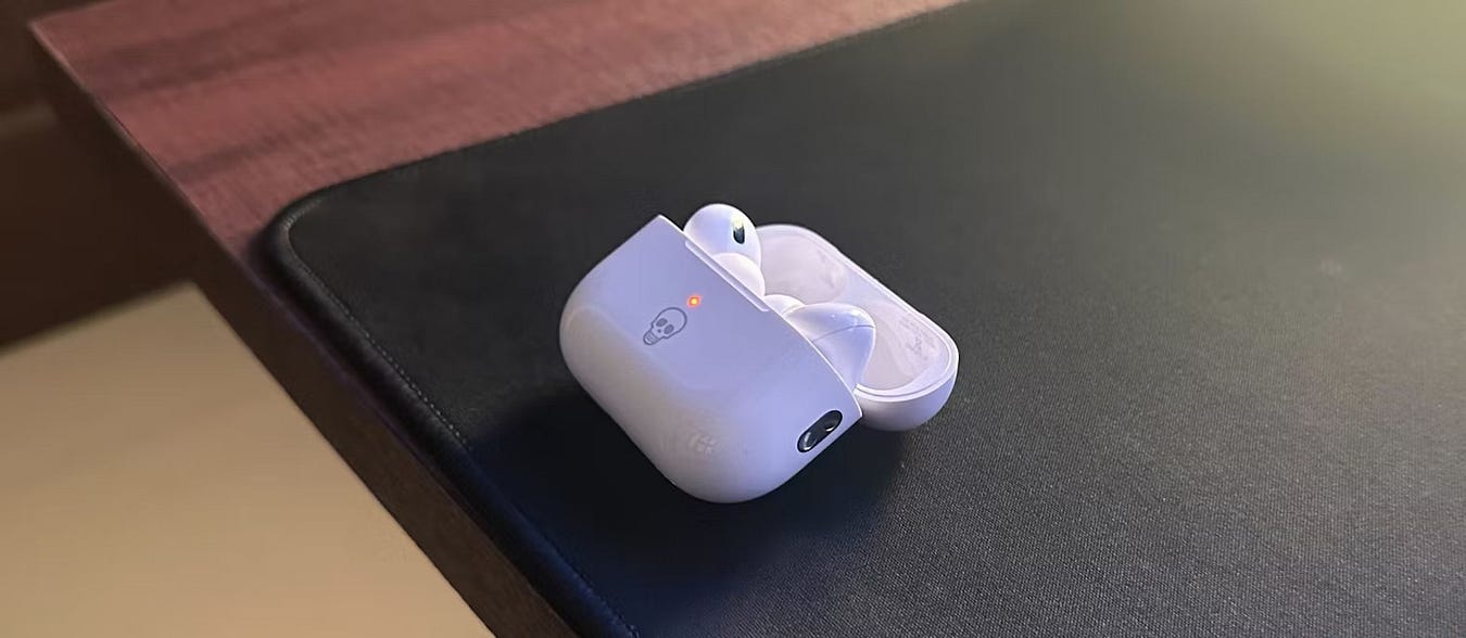 صورة لـ هل لون مصباح الحالة على AirPods بُرتقالي؟ ماذا تعنيه هذه الألوان على علبة الشحن؟ | 10nNGYGOmPLUo_WbEedeQbg-DzTechs