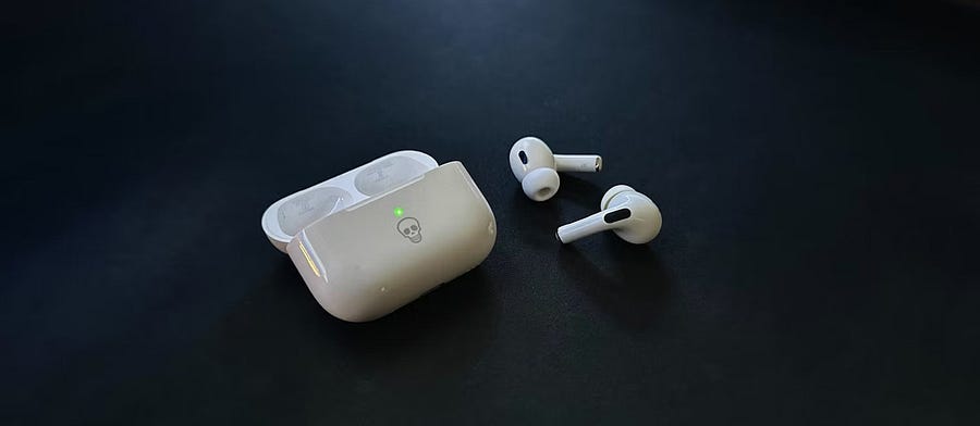 صورة لـ هل لون مصباح الحالة على AirPods بُرتقالي؟ ماذا تعنيه هذه الألوان على علبة الشحن؟ | 1A00w5z6fxuj7UgVcnwwopw-DzTechs