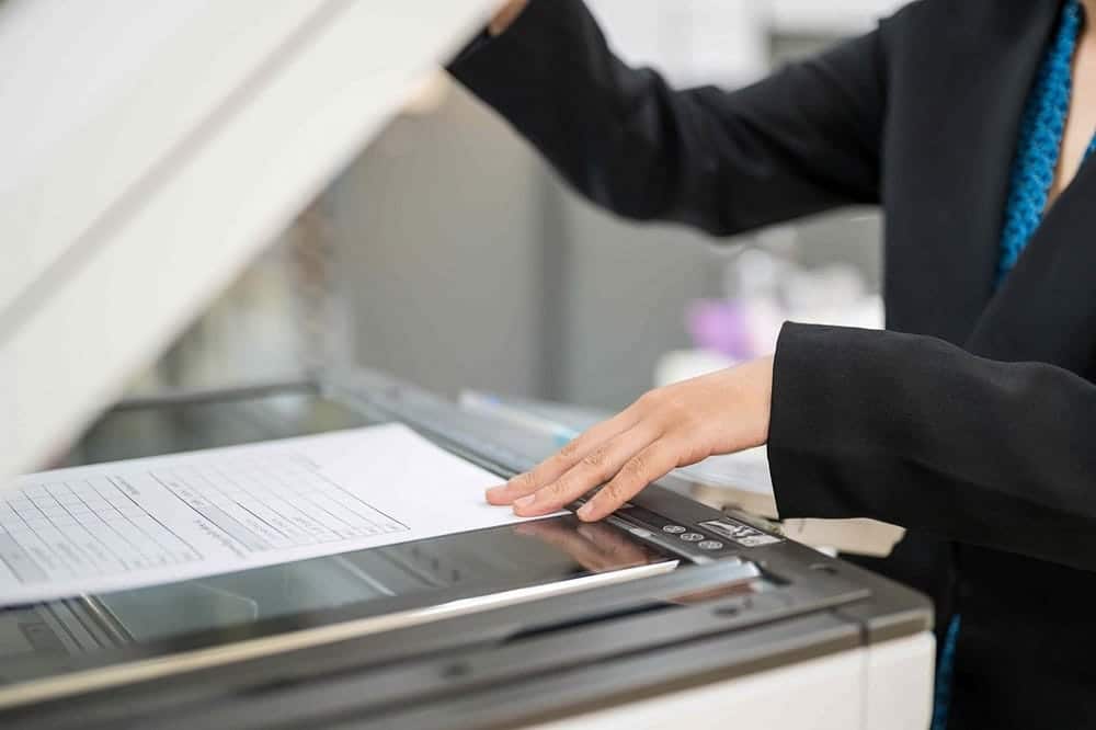 صورة لـ طرق نقل المُستندات الممسوحة ضوئيًا من الطابعة مُتعددة الوظائف إلى الكمبيوتر الخاص بك | 1BTpOA91uT7QxWwIkS622lg-DzTechs