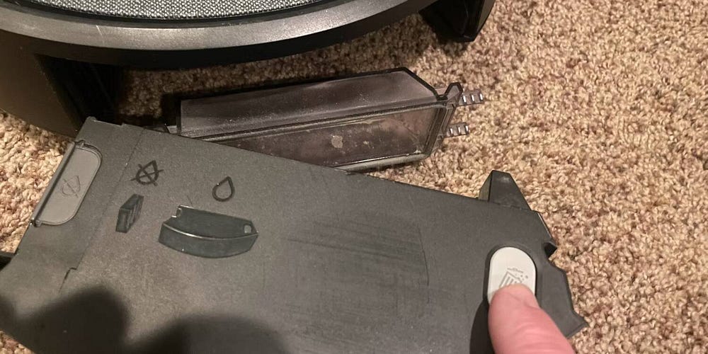 صورة لـ كيفية إفراغ حاوية المُهملات المُدمجة في مكنسة Roomba الكهربائية الروبوتية | 1F1pXpJwNe0lDhRSrFWV-Rw-DzTechs