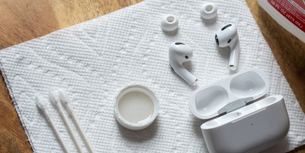 صورة لـ أفضل الطرق لتنظيف سماعات AirPods بأمان وفعاليَّة | 1FiC6A8IpVA1pAkrFasPEfg-DzTechs
