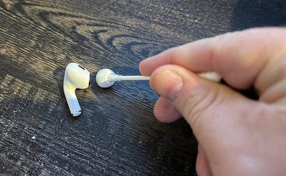 صورة لـ أفضل الطرق لتنظيف سماعات AirPods بأمان وفعاليَّة | 1Fs38G6b7Y7yBZk7-qtTkrw-DzTechs