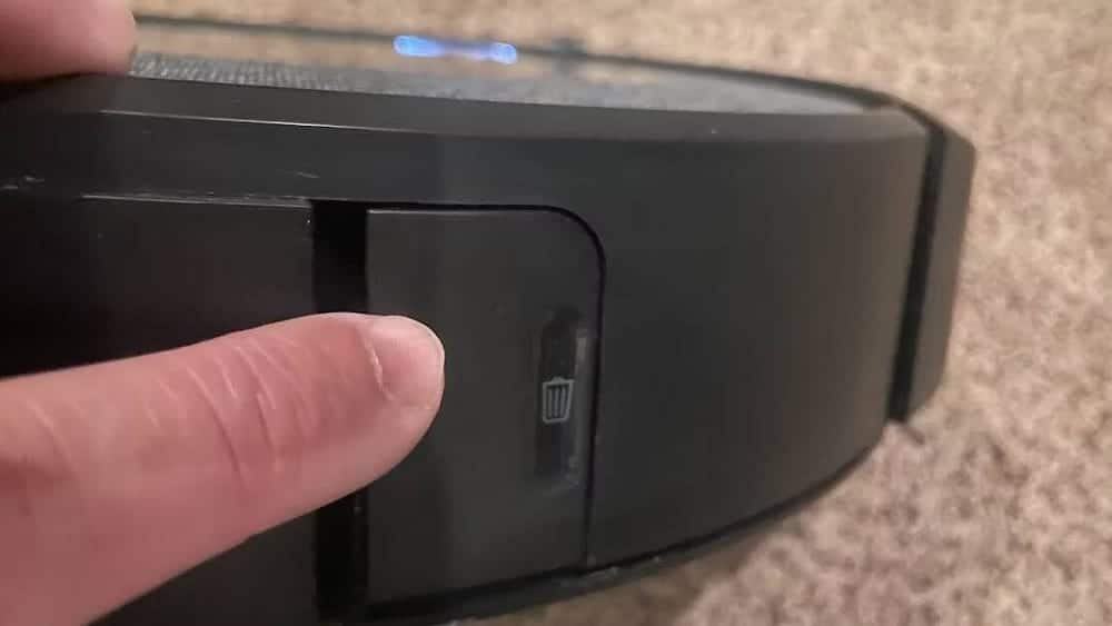 صورة لـ كيفية إفراغ حاوية المُهملات المُدمجة في مكنسة Roomba الكهربائية الروبوتية | 1TRXtiRrVDfJjs_axsciaXA-DzTechs