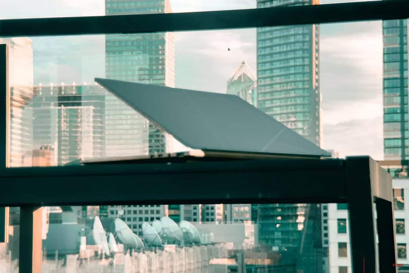 صورة لـ مُراجعة ASUS Zenbook 14 OLED (UX3405): أداء مُتميز وتصميم راقٍ يجعله بالقرب من الـ MacBook؟ | 1ZlxKaEdUPoTf6Wg4tuMk0A-DzTechs