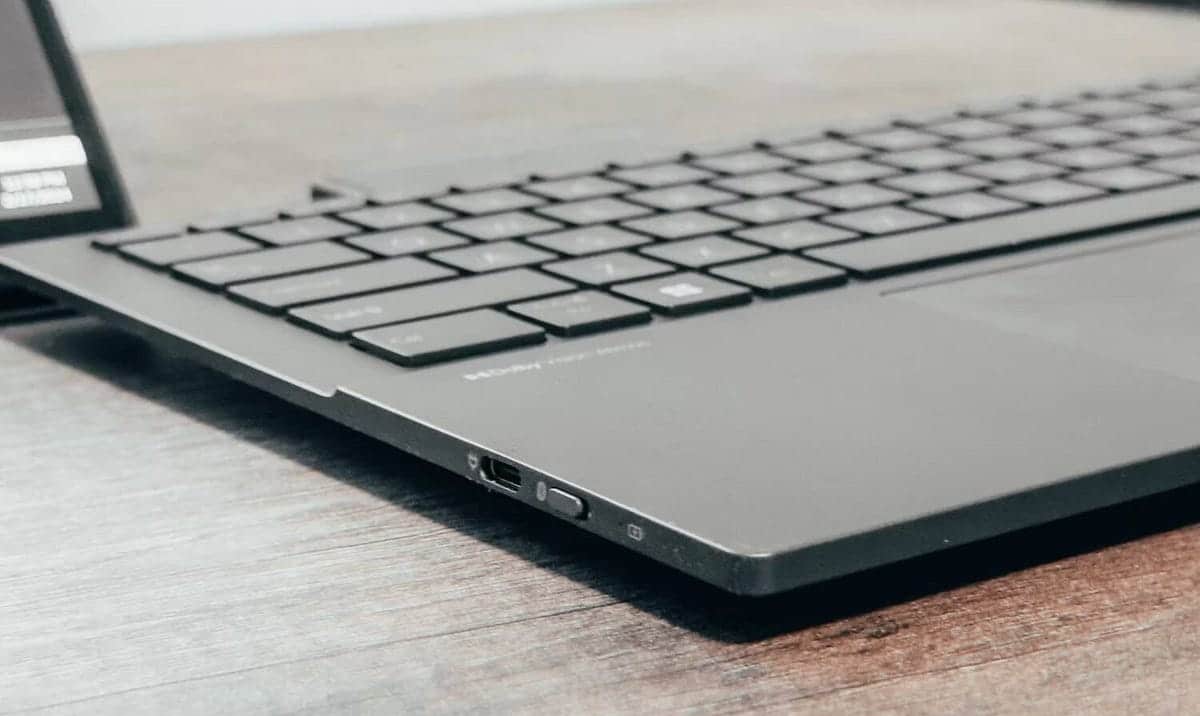 صورة لـ مراجعة ASUS Zenbook DUO UX8406: هل هذا هو البديل المثالي لـ Surface Neo المُعلن؟ | 1bkb9T9_l86D-u13Ev6LOFA-DzTechs