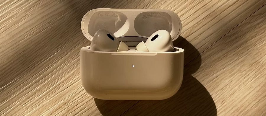 صورة لـ هل لون مصباح الحالة على AirPods بُرتقالي؟ ماذا تعنيه هذه الألوان على علبة الشحن؟ | 1gdY-aYY01BMwDCmTARY3Gg-DzTechs