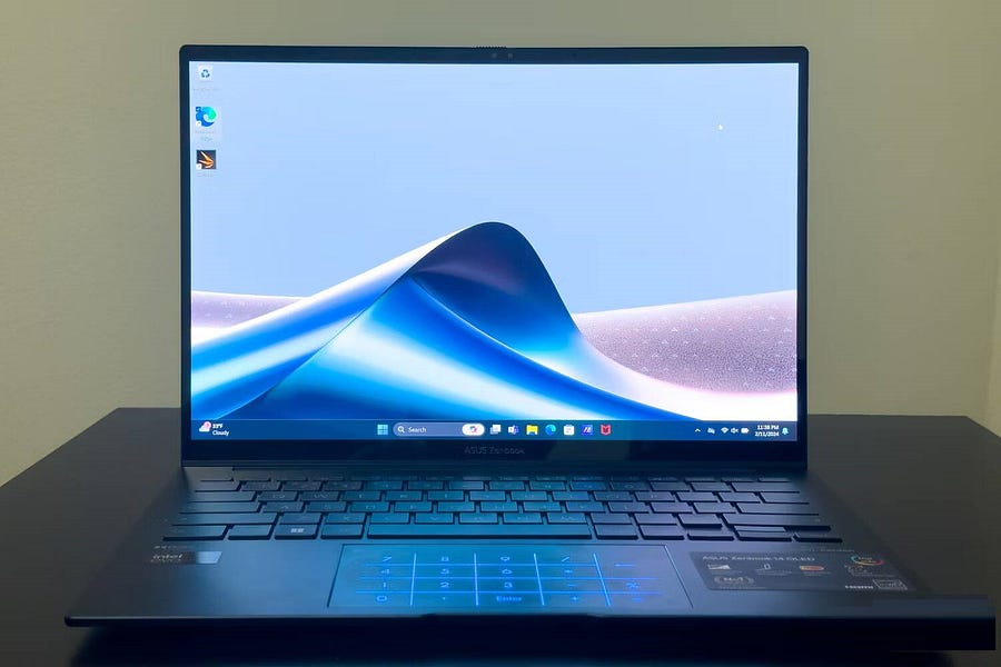 صورة لـ مُراجعة ASUS Zenbook 14 OLED (UX3405): أداء مُتميز وتصميم راقٍ يجعله بالقرب من الـ MacBook؟ | 1j3QFQ12yTm3Cs_aXgJEt6g-DzTechs