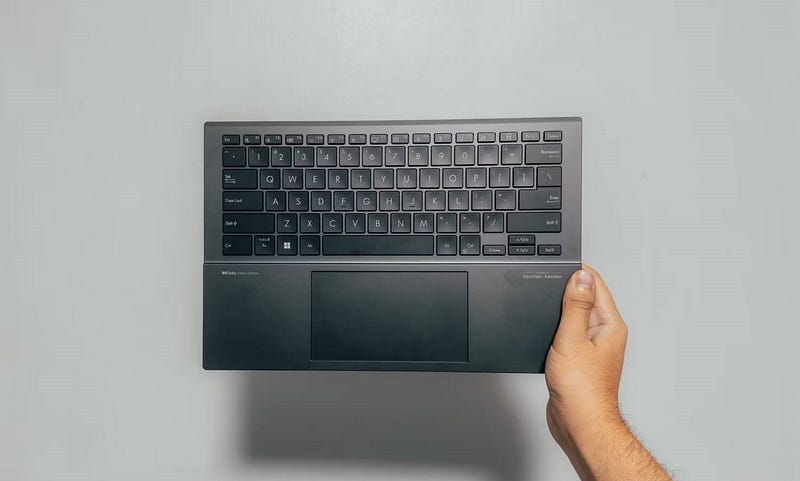 صورة لـ مراجعة ASUS Zenbook DUO UX8406: هل هذا هو البديل المثالي لـ Surface Neo المُعلن؟ | 1nORJ2VgL6gV4VsjYLKPjew-DzTechs