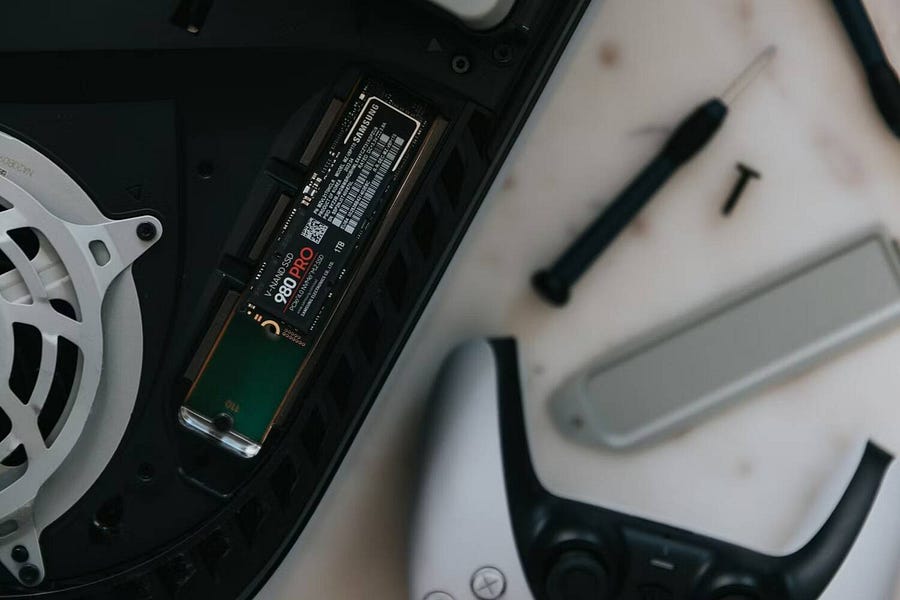 صورة لـ أفضل محركات SSD المُتاحة لترقية تخزين جهاز PS5 وتحسين أدائه | 1sWV_prCsRVhCrffK_I7pFQ-DzTechs