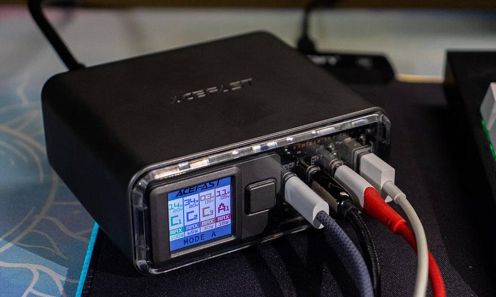 صورة لـ مُراجعة شاحن Acefast Z4 PD218W GaN: كفاءة شحن عالية لمُعداتك الإلكترونية | 1z-1WjjMVPOgIq8ZFHRsCng-DzTechs