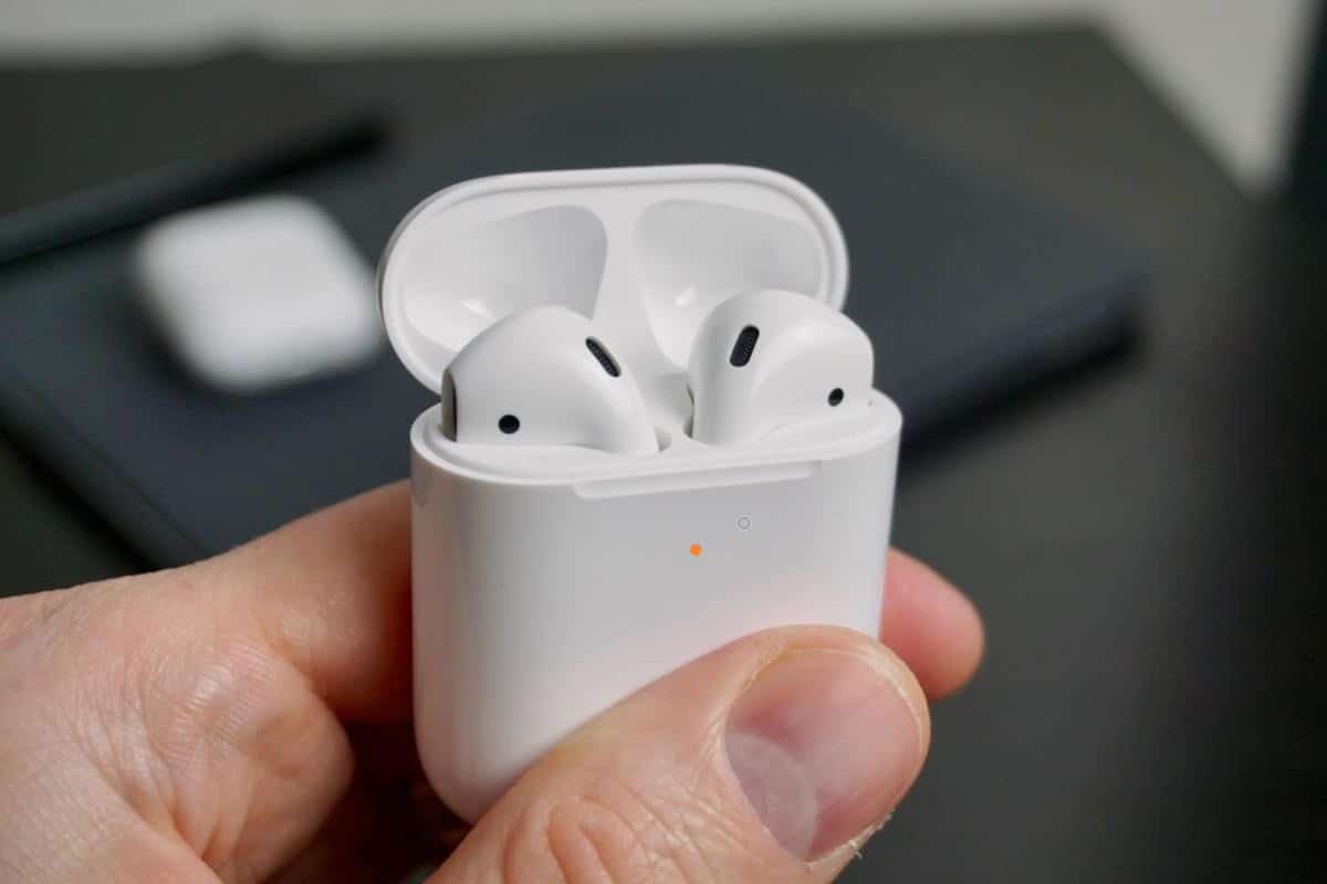 صورة لـ هل لون مصباح الحالة على AirPods بُرتقالي؟ ماذا تعنيه هذه الألوان على علبة الشحن؟ | airpods-2nd-gen-04-10079