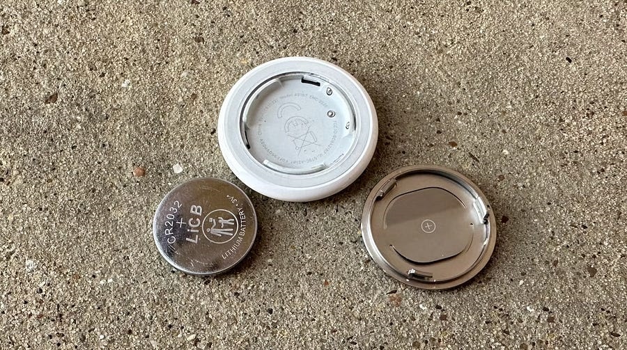 صورة لـ طريقة تغيير وإستبدال بطارية AirTag بسهولة | 1_px82ku64m05DW3yZ9IHbFw