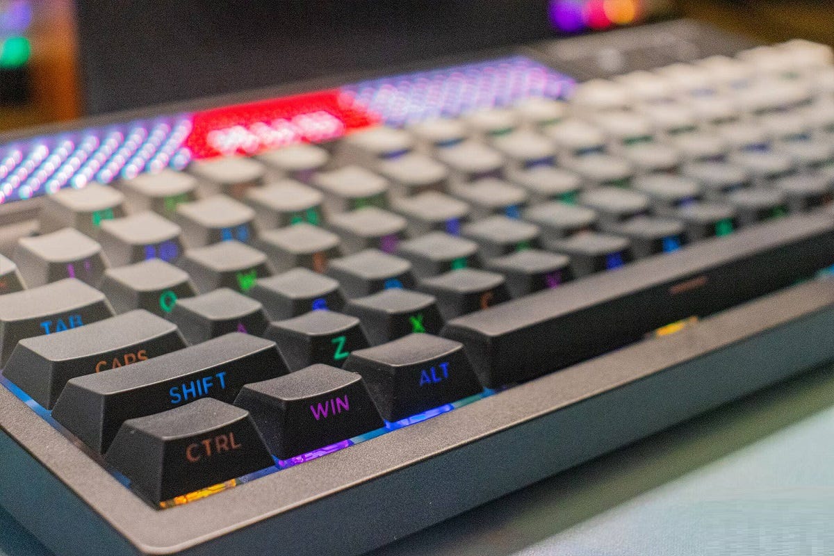 صورة لـ مُراجعة Epomaker Dynatab 75X: لوحة المفاتيح مع تصميمها القديم ووظائفها المُتقدمة | 175TCEnpI4RYl1_kvjDvomQ-DzTechs