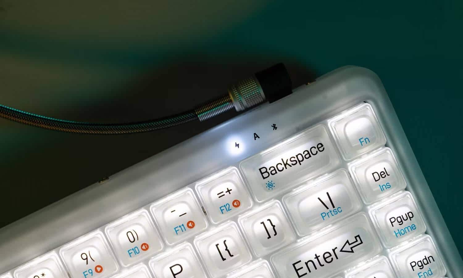 صورة لـ أضف لمسة من الشفافية إلى مكتبك باستخدام لوحة المفاتيح الميكانيكية المُميزة من Lofree | 1NLBm3CYk1y_fjn_BqEUXfA-DzTechs