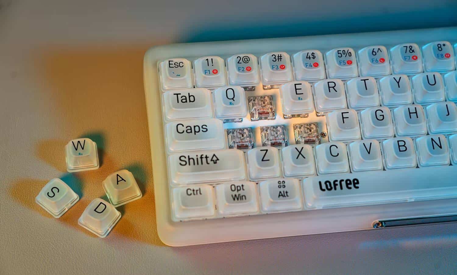 صورة لـ أضف لمسة من الشفافية إلى مكتبك باستخدام لوحة المفاتيح الميكانيكية المُميزة من Lofree | 1dj3MEKifzqmQda53ku5zxQ-DzTechs