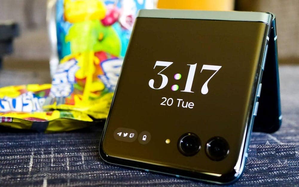 صورة لـ أسباب تجعلك تعيد النظر قبل شراء Motorola Razr+ (2024) | 1_ghDsHMY5Bvx-vFg9Cl649Q-1