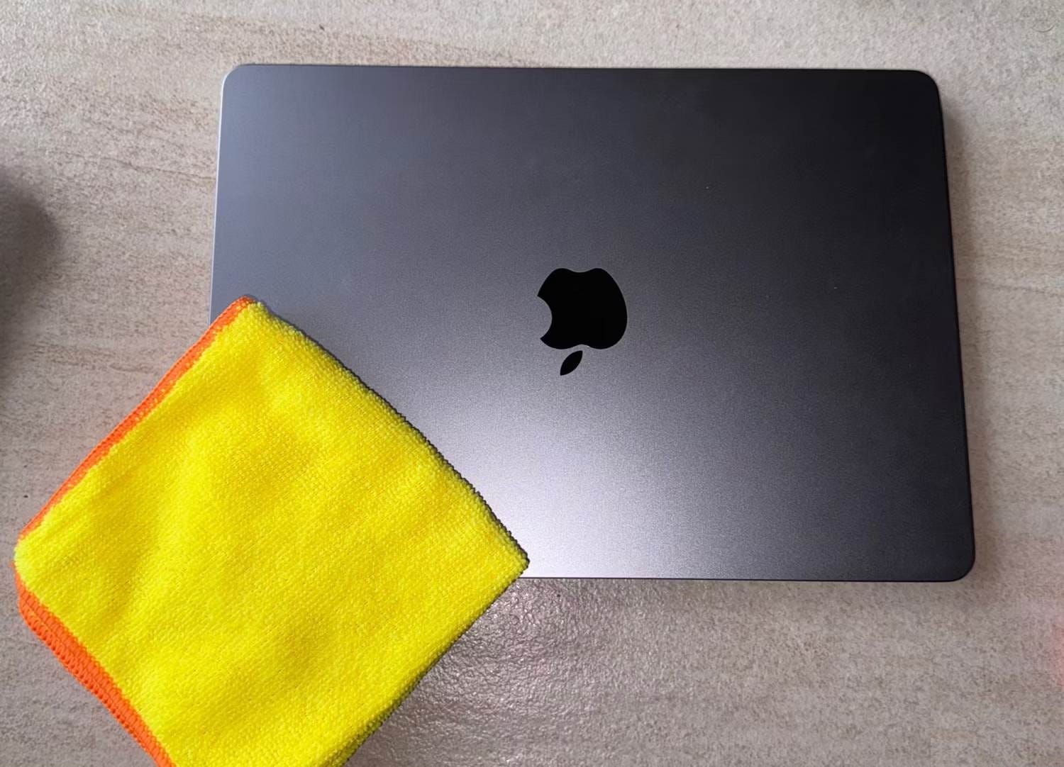 صورة لـ طرق جرَّبتها لحماية الـ MacBook من السقوط والخدوش | 1QE8dwR51SnMlGx16LOFkNg-DzTechs
