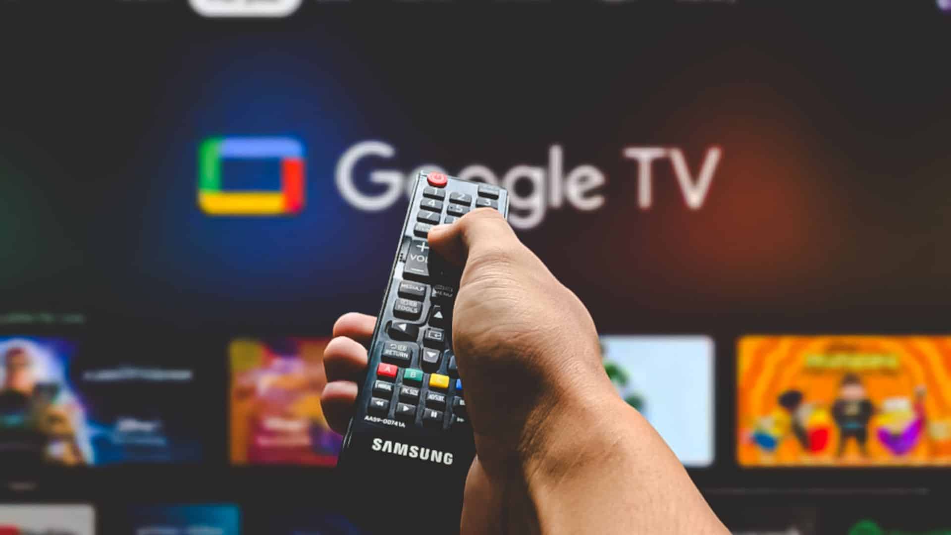 رجل يُشير بجهاز تحكم عن بُعد إلى Google TV