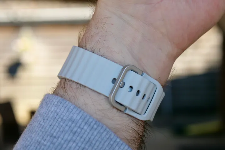 شخص يرتدي ساعة Samsung Galaxy Watch 7.