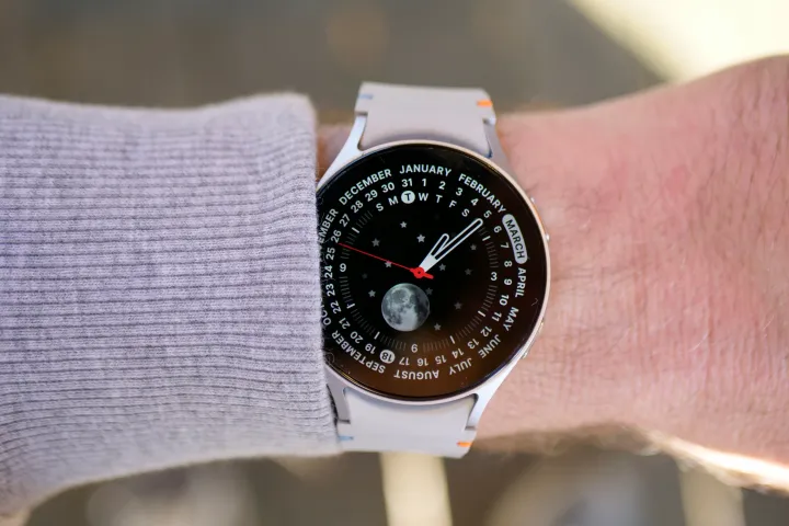 شخص يرتدي ساعة Samsung Galaxy Watch 7.