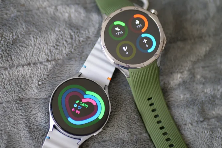 OnePlus Watch 3 و Samsung Galaxy Watch 7 تعرض بيانات النشاط.