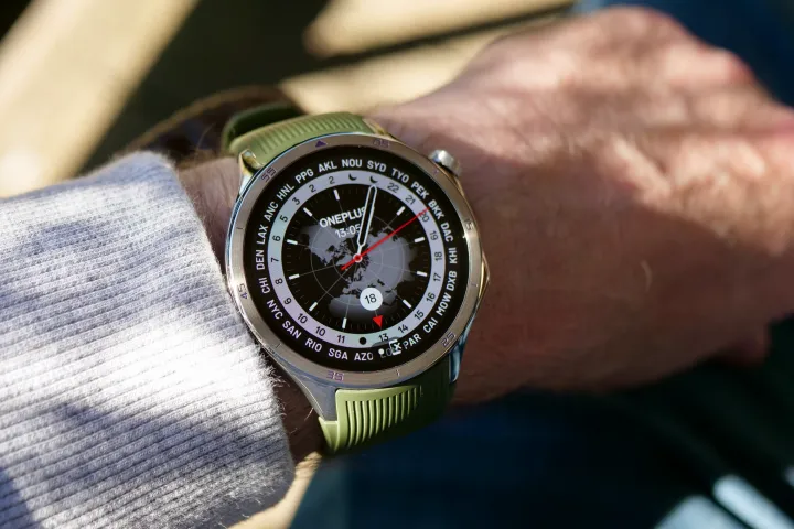 شخص يرتدي ساعة OnePlus Watch 3.