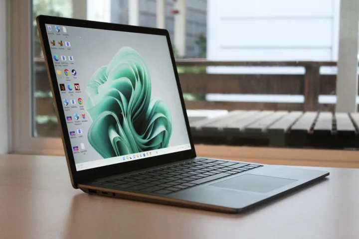 جهاز Surface Laptop 5 على طاولة أمام نافذة.