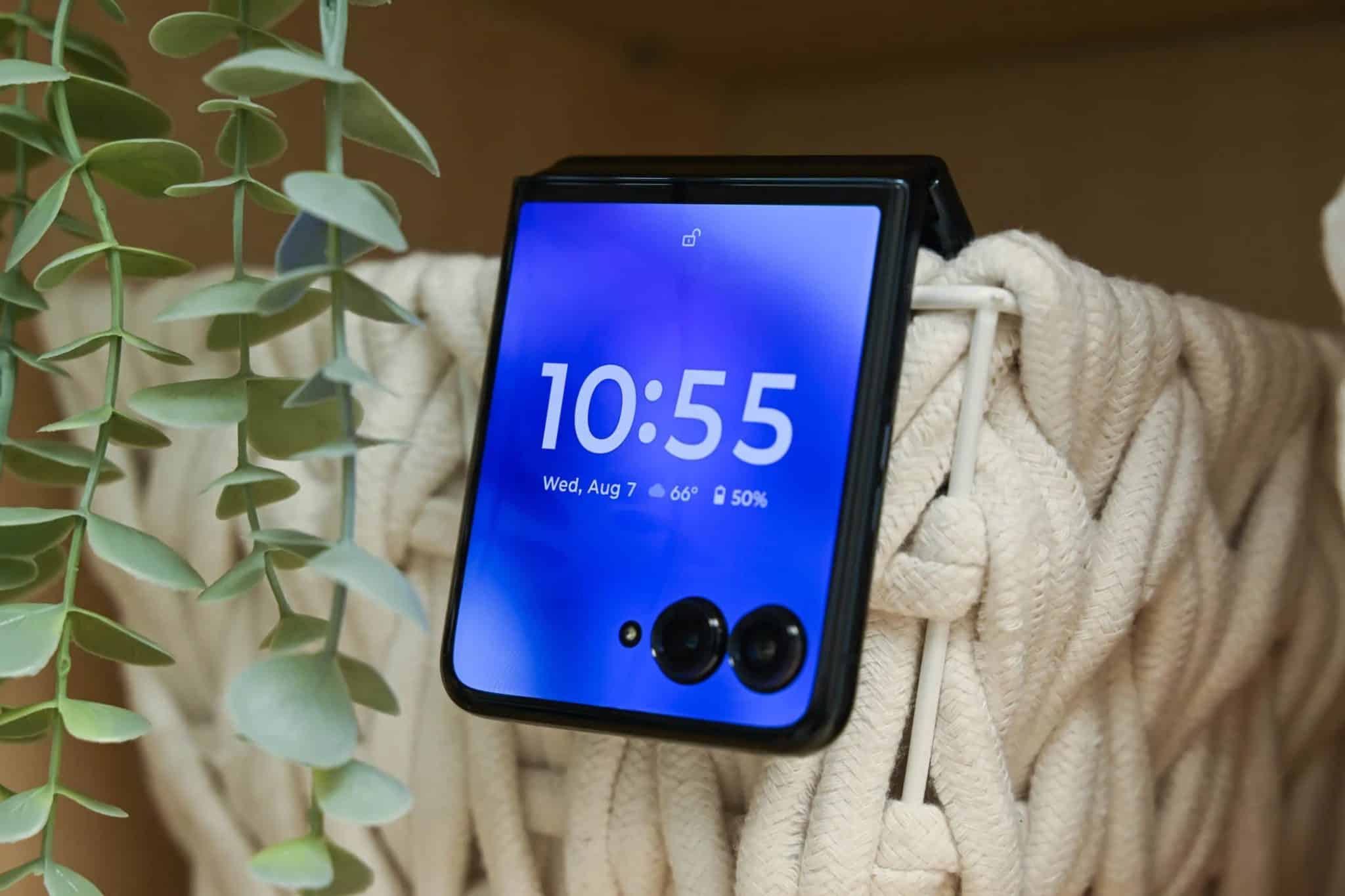 هاتف موتورولا رازر+ مطوي بشاشة تعمل