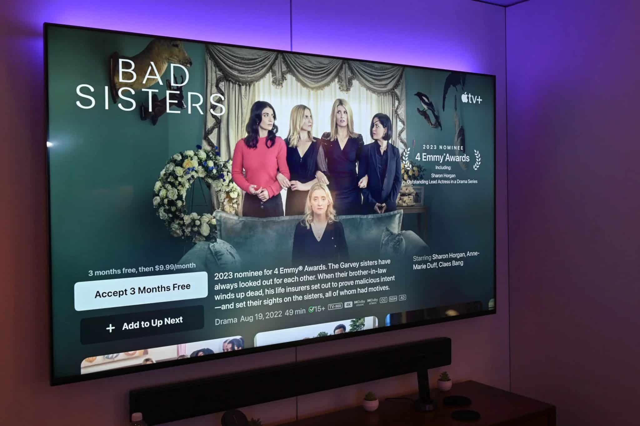 أضواء ملونة خلف تلفزيون ذكي مع فتح Apple TV