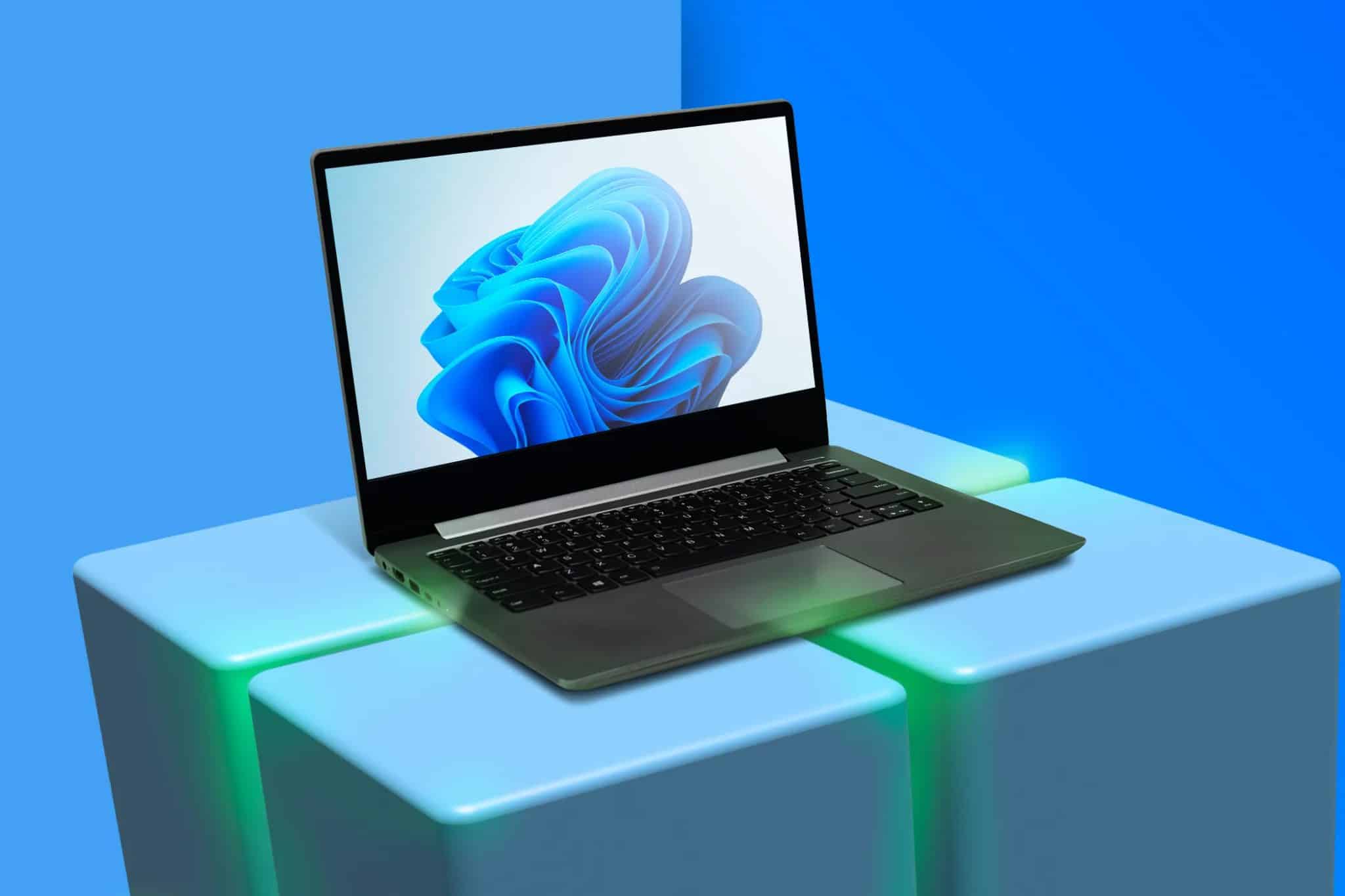 جهاز كمبيوتر محمول يعمل بنظام Windows 11 مع شعار Windows ثلاثي الأبعاد.