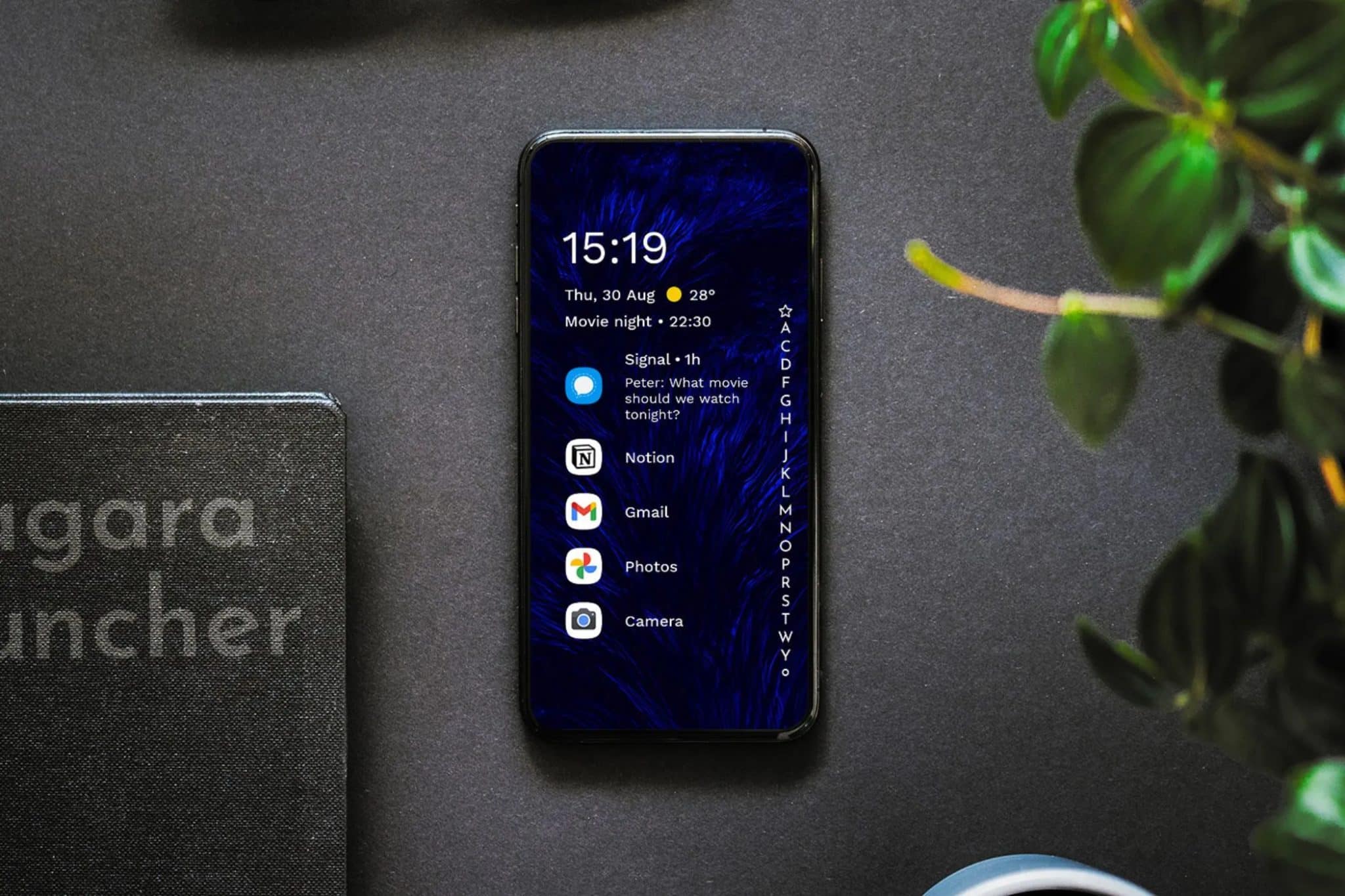 هاتف Android على خلفية رمادية يعرض الشاشة الرئيسية لـ Niagara Launcher