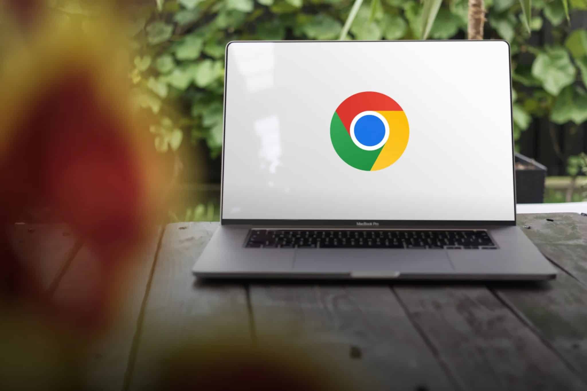 شعار Chrome على جهاز كمبيوتر محمول في الهواء الطلق