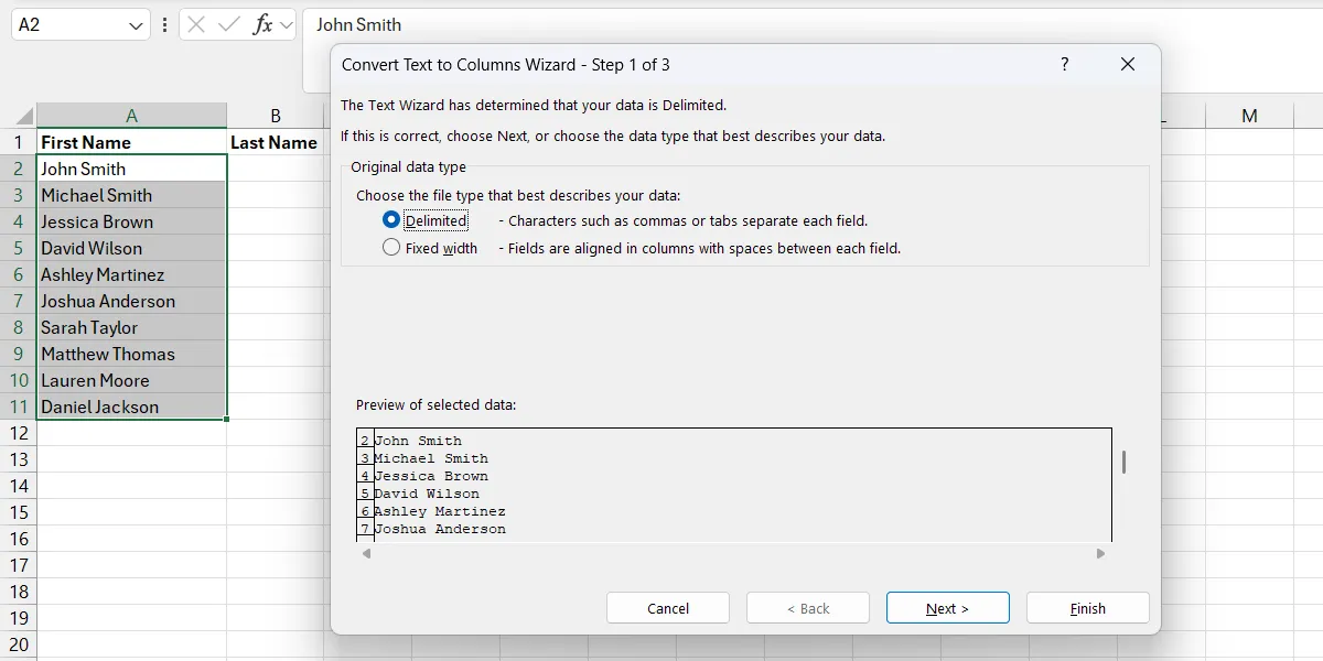 الخطوة الأولى لتحويل النص إلى أعمدة في معالج Text to Columns.